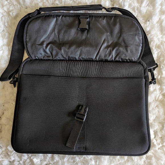 Targus Laptop Sleeve Gray/Black Neoprene (CVR200) 15 Inch - Picture 3 of 7